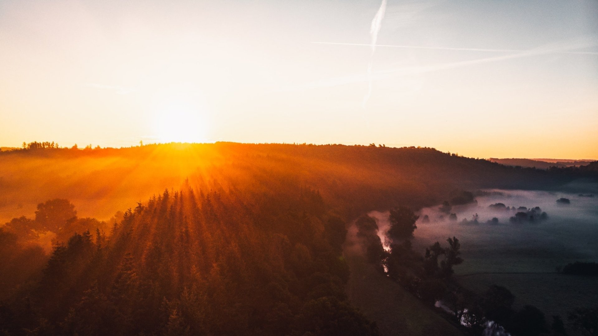 Nebliges Wesertal bei Sonnenaufgang