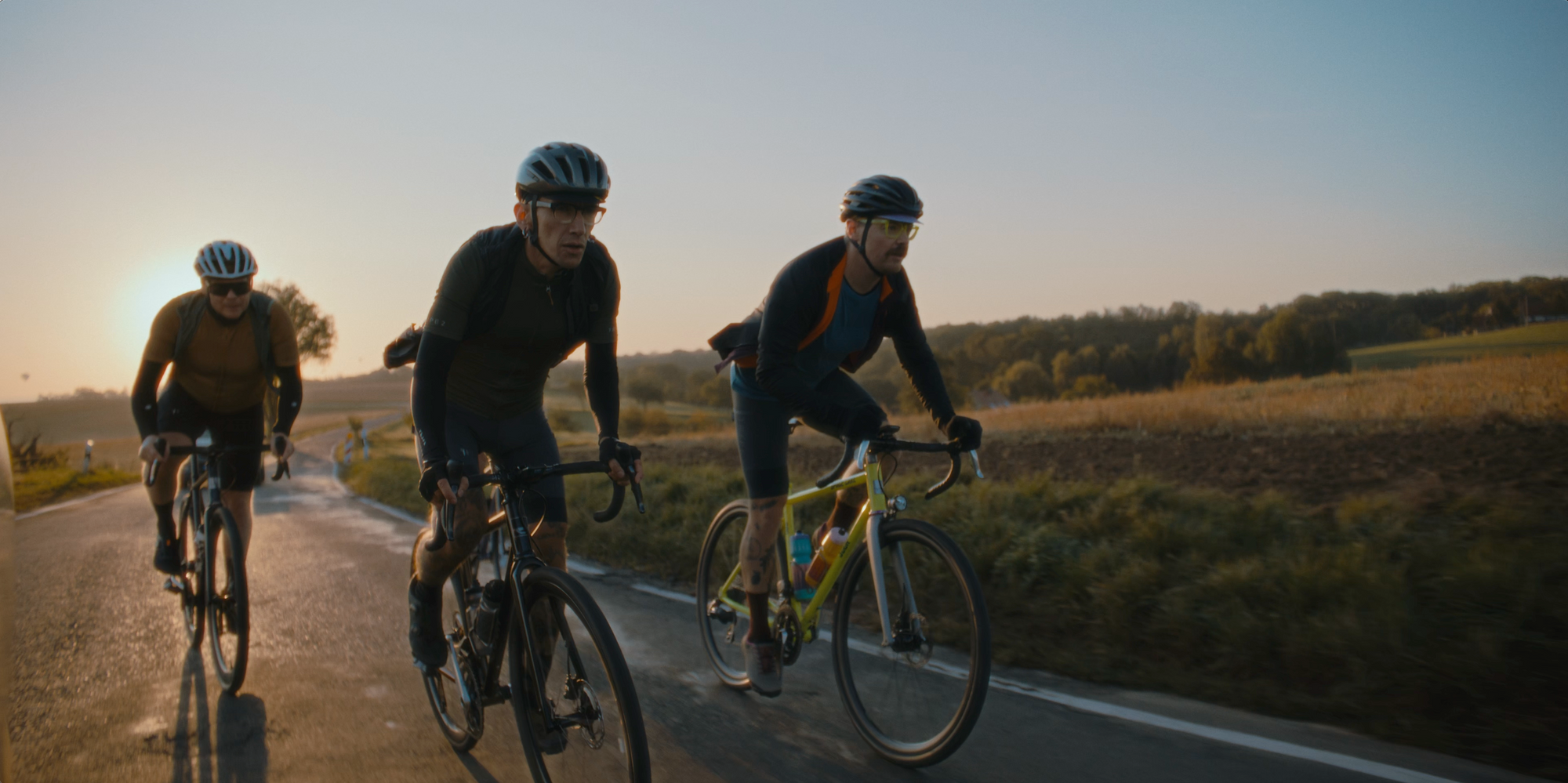 Gruppe von Rennradfahrern auf einer Landstrasse