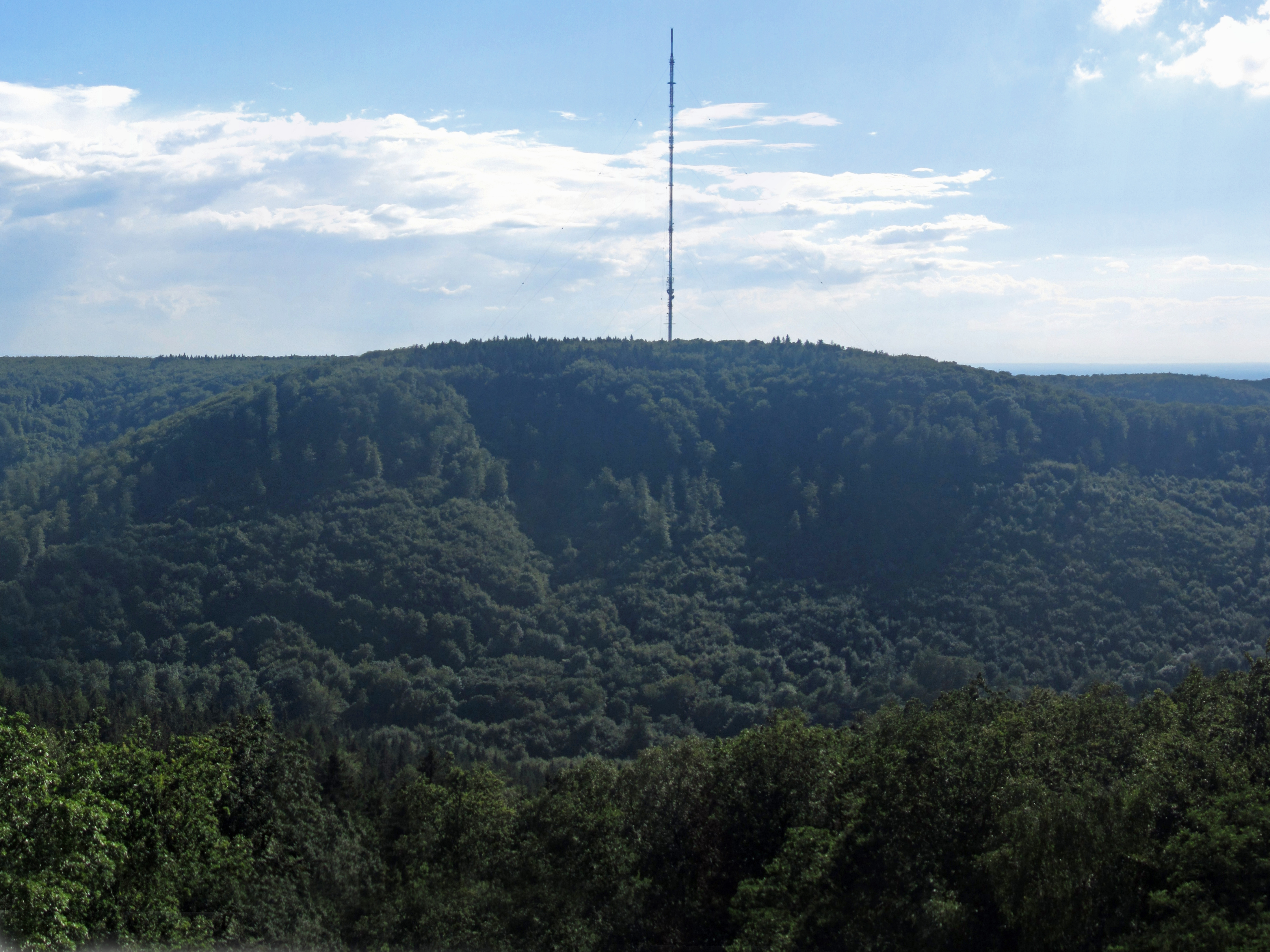 Bewaldete Huegel des Teutoburger Waldes mit Sendemast auf dem Bielstein