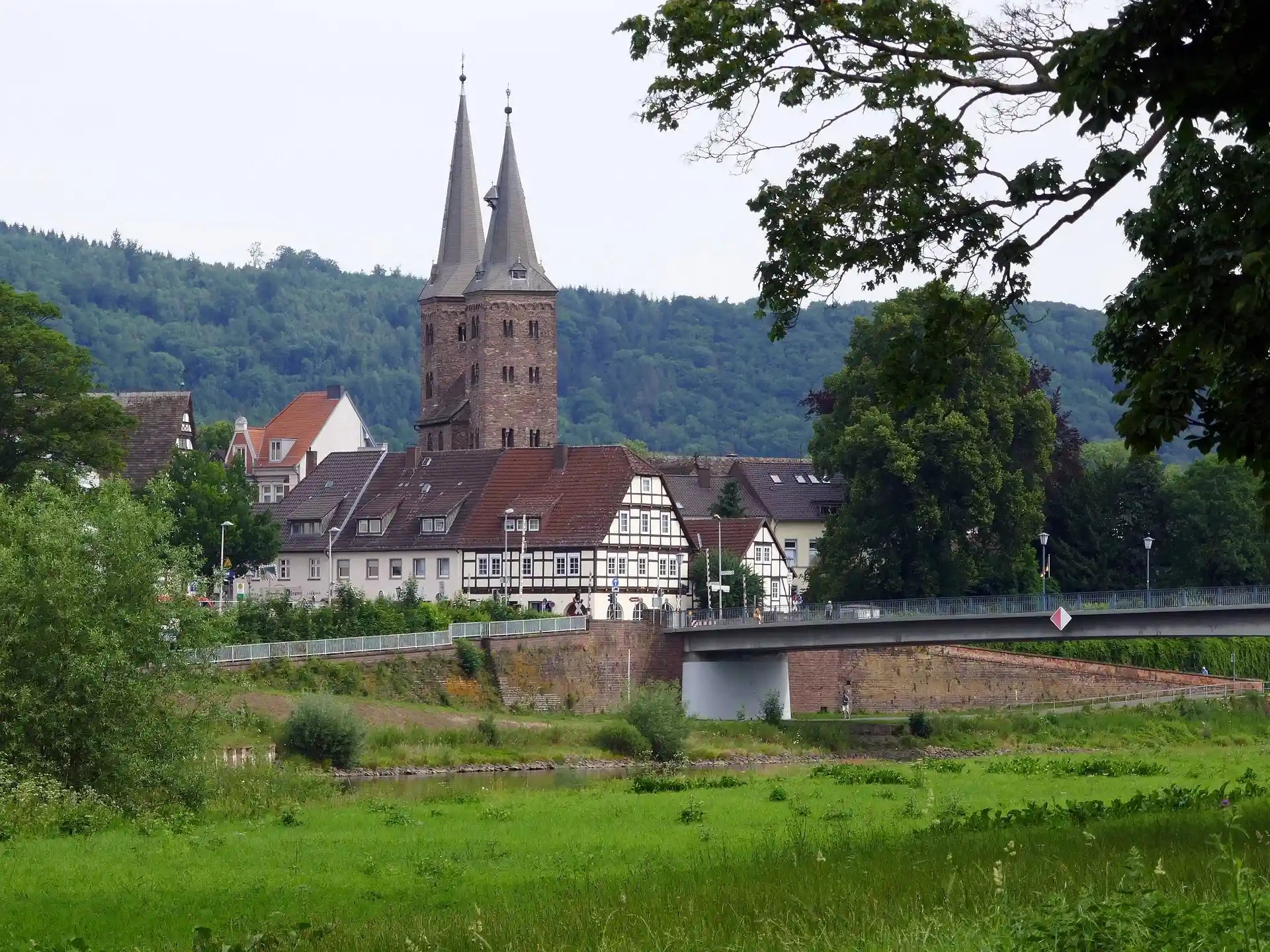 Flusstal und bewaldete Huegel im Weserbergland