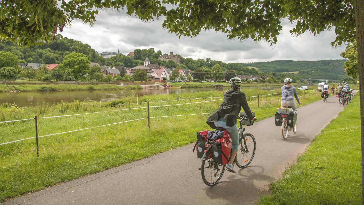 Radfahrer mit Gepaeck auf dem Weser-Radweg